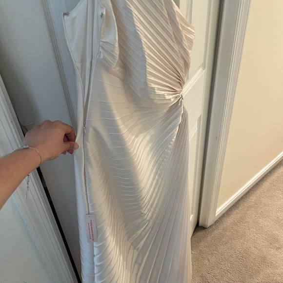 Dress Forum pleated off white dress - Picture 6 of 6